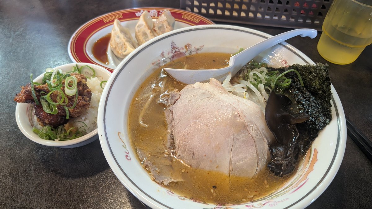 555VerAina's tweet photo. 今日も客席に来たついでに諏訪南インター前の #ハルピンラーメン で早めのランチ。11時開店と共に入店しました😊
平日限定のランチセットが良いね♫ https://t.co/J497xWi0Ip