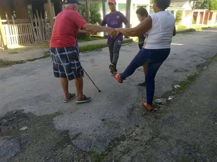 PedroACeja3414's tweet photo. Sigue bien activo el profesor de actividad física comunitaria Yoel Acanda Reyes, con su círculo de abuelas Las Marianas, como nos tiene acostumbrados.
#InderGuane 
#PinarPorNuevasVictorias https://t.co/plJ0mAB3tF