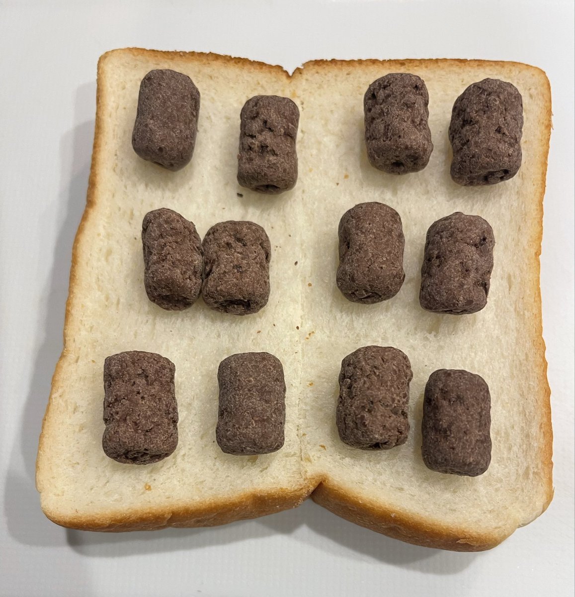 gohan_achamo's tweet photo. 息子がセブンで見つけたチョコマシュマロ。「食パンに乗せて焼くとおいしい」ってポップに書いてあって買って欲しいと。食パン×チョコ×マシュマロ…絶対おいしいやつじゃん🤤
わくわくしながら焼いてみた〜♡ https://t.co/yF4Tm5QApd