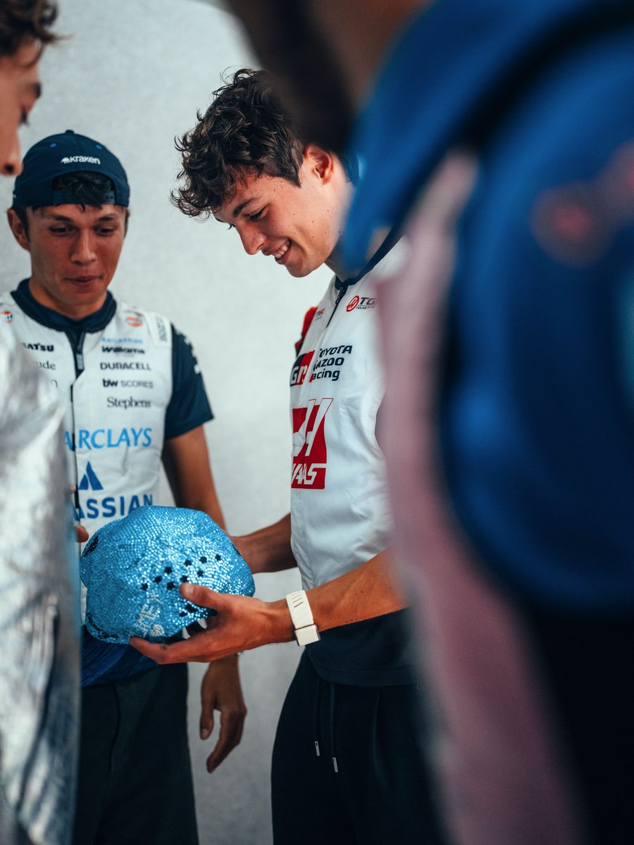 F1Mercedesrp's tweet photo. Russell's sparkly cap gifted to him by a fan, was the star the of driver parade ๐ฉตโจ
#F1RP #BahrainGPRP - @Formula1FRP https://t.co/68idsUcMRU