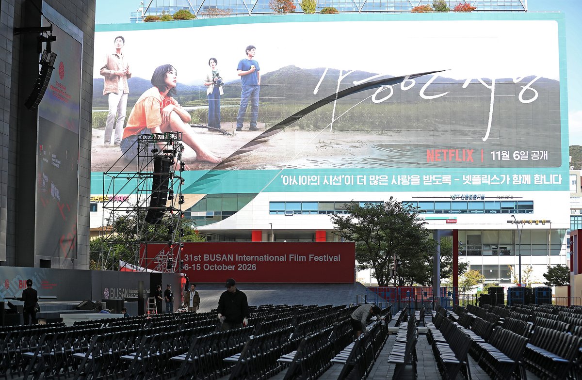 Min73946608's tweet photo. いよいよ今日　＃釜山国際映画祭 ＃BIFF 開幕！！
昨日、海雲台区の「映画の殿堂」ではスタッフによる最終準備作業が急ピッチで行われた。
中国の記者が撮影した！

今回のBIFFには、日本からは #是枝裕和 監督作品『ルックバック』に出演した #出口夏希 と #蒔田彩珠 、釜山アワード部門に出品される『このごにおよんで愛など』からは #長澤まさみ、#柄本佑、#石橋静河 、『日曜のあと』からは黒木華、『汝、星のごとく』からは #横浜流星、『殺人の門』からは #山﨑賢人 と #松下洸平、『うるわしの宵の月』から #道枝駿佑 と #安斉星来 、人気と実力を兼ね備えた俳優たちが登場。 Netflix韓国作品初出演にして、ハン・ジュニ監督のシリーズ作品『ロード(仮題)』に出演する永山瑛太や、『薔薇の鎖』の　#沢尻エリカ、#丸山隆平 も出席し、ファンとの交流が期待されている。 中華圏から俳優にして監督としても活躍する #スー・チー（#舒淇）が登場。彼女は昨年の釜山国際映画祭で「アジア映画人賞（またはプサン賞）」の最優秀監督賞に輝いており、今年はゲストとして凱旋する。さらに、中国映画界を牽引する実力派女優の #ジョウ・シュン（#周迅）と #ファン・ビンビン（#范冰冰）も登場。 当アカウントでは、中国の記者の視点から、高精細写真や映像など色んな情報を発信していきますので、注目していただければ幸いです！！！