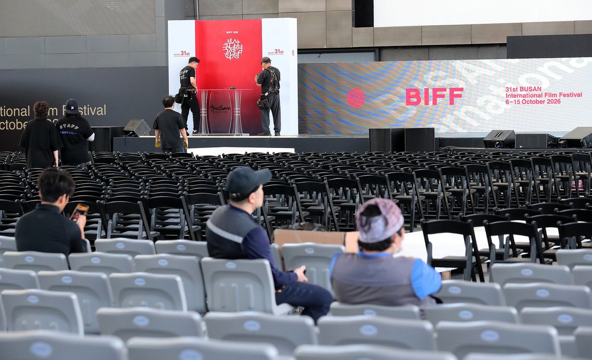 Min73946608's tweet photo. いよいよ今日　＃釜山国際映画祭 ＃BIFF 開幕！！
昨日、海雲台区の「映画の殿堂」ではスタッフによる最終準備作業が急ピッチで行われた。
中国の記者が撮影した！

今回のBIFFには、日本からは #是枝裕和 監督作品『ルックバック』に出演した #出口夏希 と #蒔田彩珠 、釜山アワード部門に出品される『このごにおよんで愛など』からは #長澤まさみ、#柄本佑、#石橋静河 、『日曜のあと』からは黒木華、『汝、星のごとく』からは #横浜流星、『殺人の門』からは #山﨑賢人 と #松下洸平、『うるわしの宵の月』から #道枝駿佑 と #安斉星来 、人気と実力を兼ね備えた俳優たちが登場。 Netflix韓国作品初出演にして、ハン・ジュニ監督のシリーズ作品『ロード(仮題)』に出演する永山瑛太や、『薔薇の鎖』の　#沢尻エリカ、#丸山隆平 も出席し、ファンとの交流が期待されている。 中華圏から俳優にして監督としても活躍する #スー・チー（#舒淇）が登場。彼女は昨年の釜山国際映画祭で「アジア映画人賞（またはプサン賞）」の最優秀監督賞に輝いており、今年はゲストとして凱旋する。さらに、中国映画界を牽引する実力派女優の #ジョウ・シュン（#周迅）と #ファン・ビンビン（#范冰冰）も登場。 当アカウントでは、中国の記者の視点から、高精細写真や映像など色んな情報を発信していきますので、注目していただければ幸いです！！！