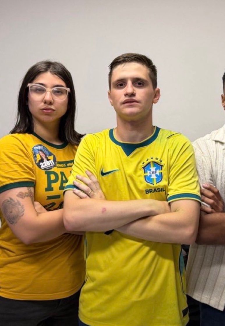 nicollyzc's tweet photo. @daenerysincel E o aviso de gatilho? https://t.co/6IGblTXwi6