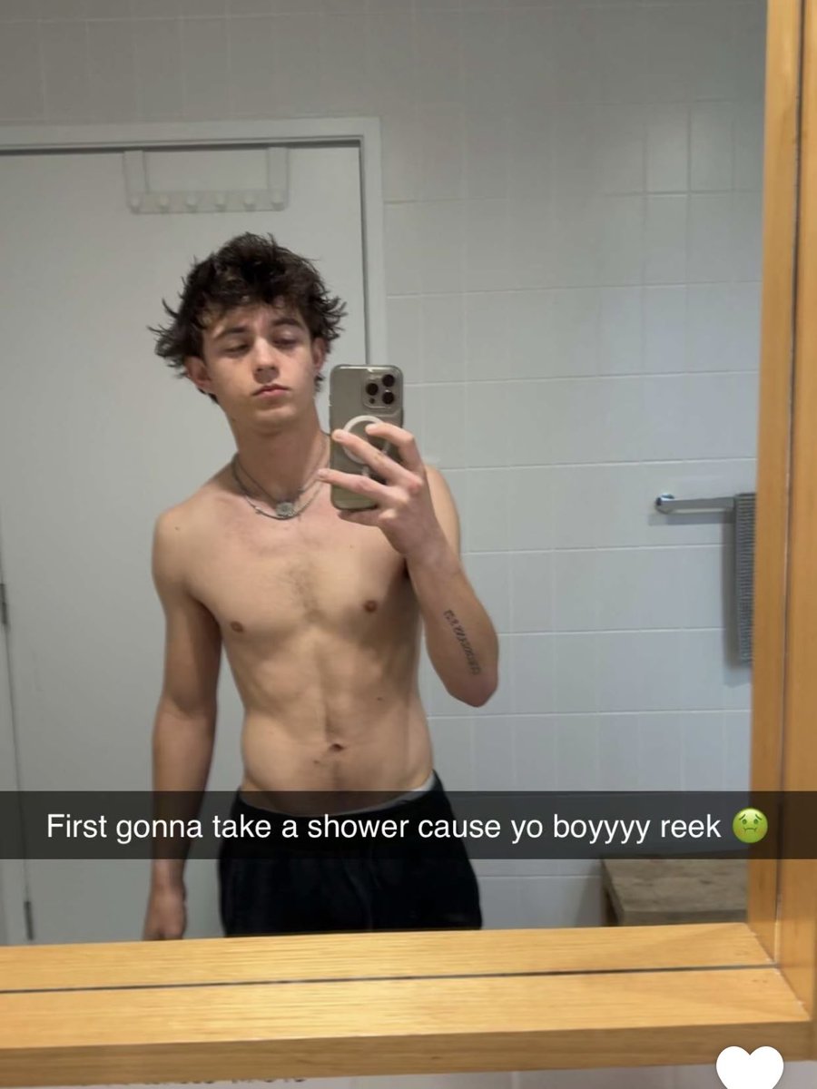squ1dwardstiki's tweet photo. WAIT BROSKI LET ME SMELL FIRST 😩😩 https://t.co/S76VhKmxvl