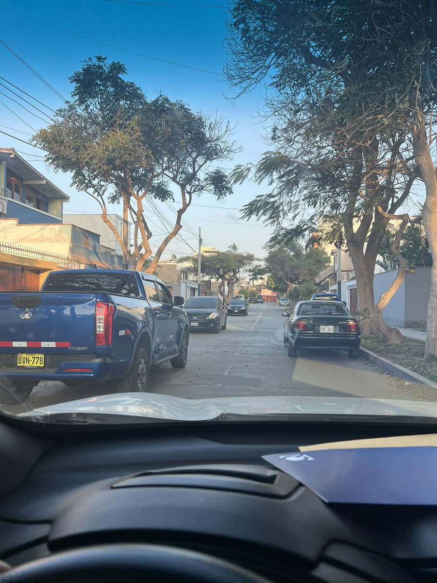 fiorellanomas's tweet photo. Bueno por mi calle todos decidieron usar la calle como su estacionamiento @munisurco1 hagan algo! No se puede ni transitar a veces https://t.co/PEUGrQbubS