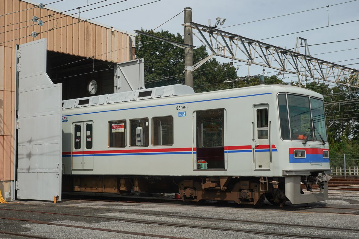 Kunugi_Climber's tweet photo. 10月6日朝運用をもって運用離脱したとみられる京成8800形8809Fですが、乗務員室内の扇風機や列車無線装置、受信制御論理部などの一部機器類が撤去されたのを確認しました。 https://t.co/da7U9rHcwR