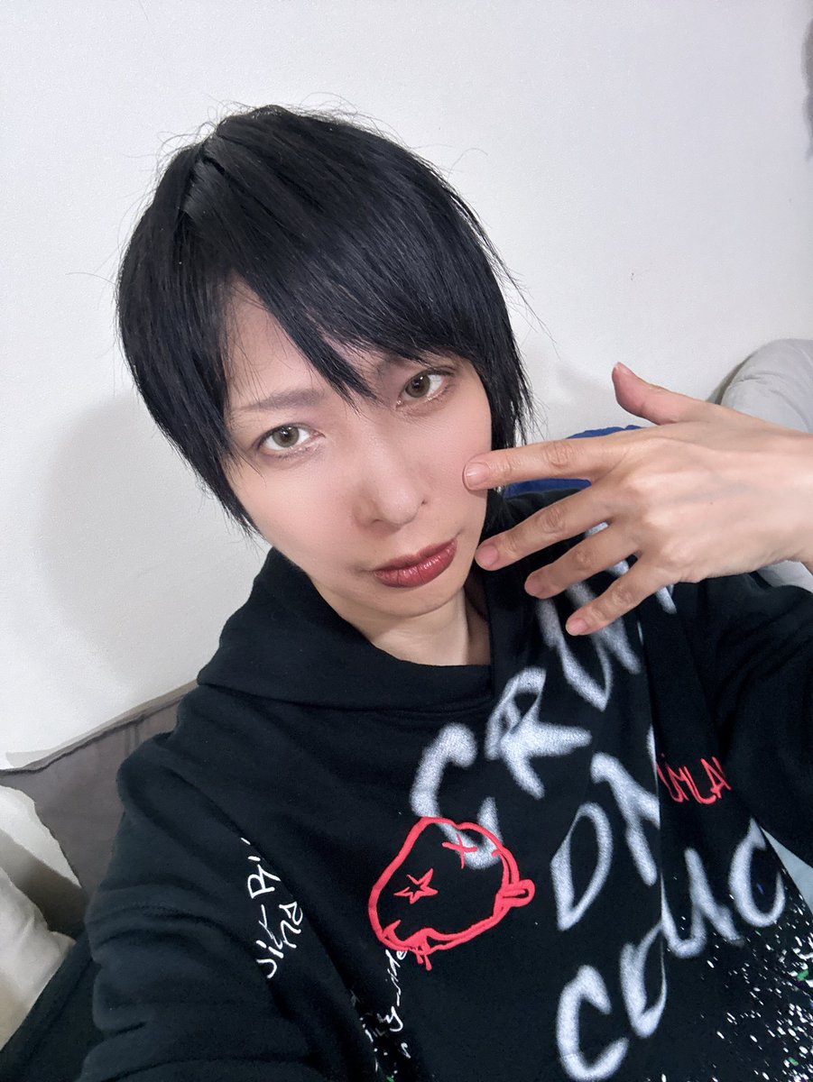 Itsuki_tkmy's tweet photo. ジェンダーレス俳優の毎日メイク
シェーディング切らしててアイカラーで代用してます。今度買い物行ったら買う。 https://t.co/yUd3z2PxYs