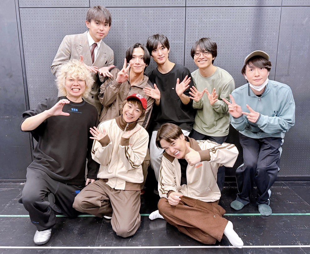 Octolibre_0719's tweet photo. 舞台『わる』連日稽古中です🔥

先日稽古後に集合写真を撮りました📸✨

個性豊かな座組みで楽しくも緊張感のある稽古場です⚖️🍁

🎫チケット絶賛発売中‼️
https://t.co/hLWZLOhzGF

#オクリブ
#わる https://t.co/SfkbVUlO96