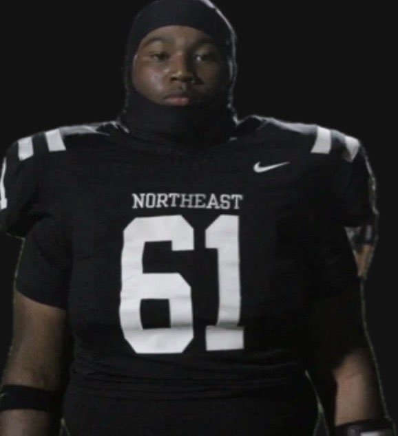 Janquel_pinkey's tweet photo. The last thing that Popeyes sees before they run out of chicken. I can’t tell if this kid spends more time shotgunning donuts or playing the skin flute but fuck he is one sweet little dyke. Take off that week ass shiesty and get back on the bench. #chompchomppussy https://t.co/sdiZH0nRad