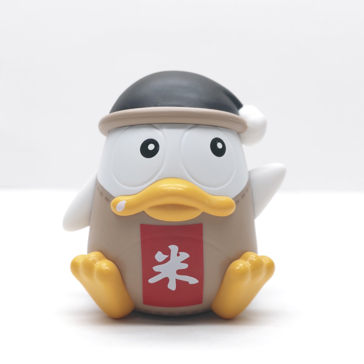 PPIH_PR's tweet photo. 🐧ご当地ドンペンフィギュア🐧

10/8から新たに新潟ドンペンフィギュアが登場！

テーマは…
🌾米袋に入ったお米🌾

米袋にすっぽりと入ったドンペンは真っ白に！
まるで米粒みたいで可愛い💕
さらに、くちばしには米粒が…！👀

愛らしさ満載のデザインです🥰

実はこのドンペンをデザインしたのは…
ドン・キホーテ 新発田店所属の
POPライターなんです🤫🎨

このデザインを見たスタッフからは…
💬「お米の食い残しがイチオシ！」
💬「背中の製造表示が面白いｗ」
💬「細かいディティールにも凝っていて好き💓」

細かな部分まで遊び心が詰まっていて、
見れば見るほど愛着が湧いてくるドンペンです🐧✨

ぜひ新潟県にお越しの際は、
チェックしてみてください🌾

▽詳細リリース▽
https://t.co/kVoZNxd1cv

#ドンキ #ドンペン #ご当地 #フィギュア #47都道府県 #新潟県 #お米 #地域限定 #PPIH広報