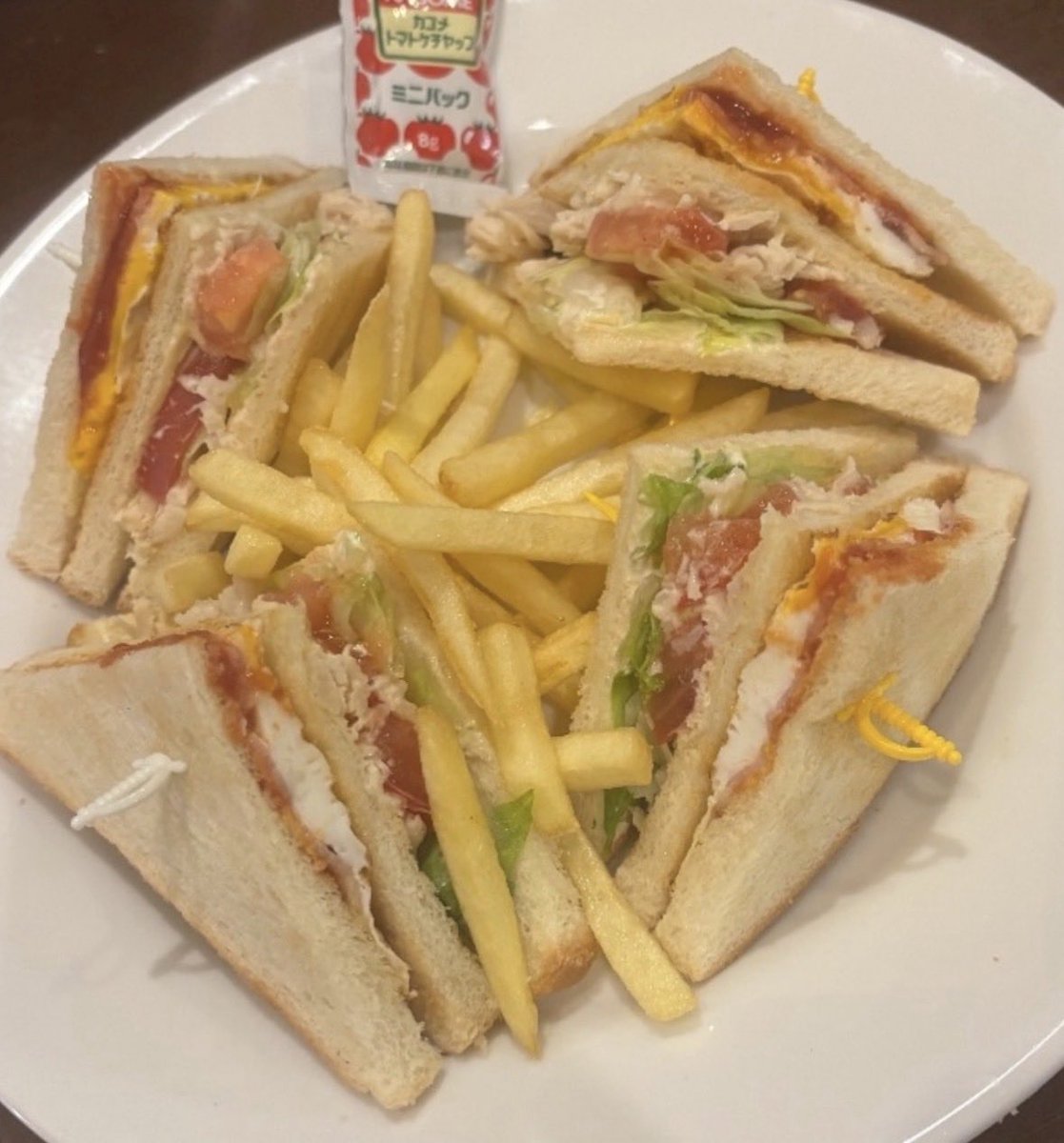 Ee_ru_105's tweet photo. こんなのも稀に食べたりする
手作りじゃ無くデニーズだけど
女子っぽいじゃなく
清く 正しく 美しい女子だからね
優しくしてね👋

あっ あぁぁ〜 ꉂ笑 https://t.co/8R24DNXNd6