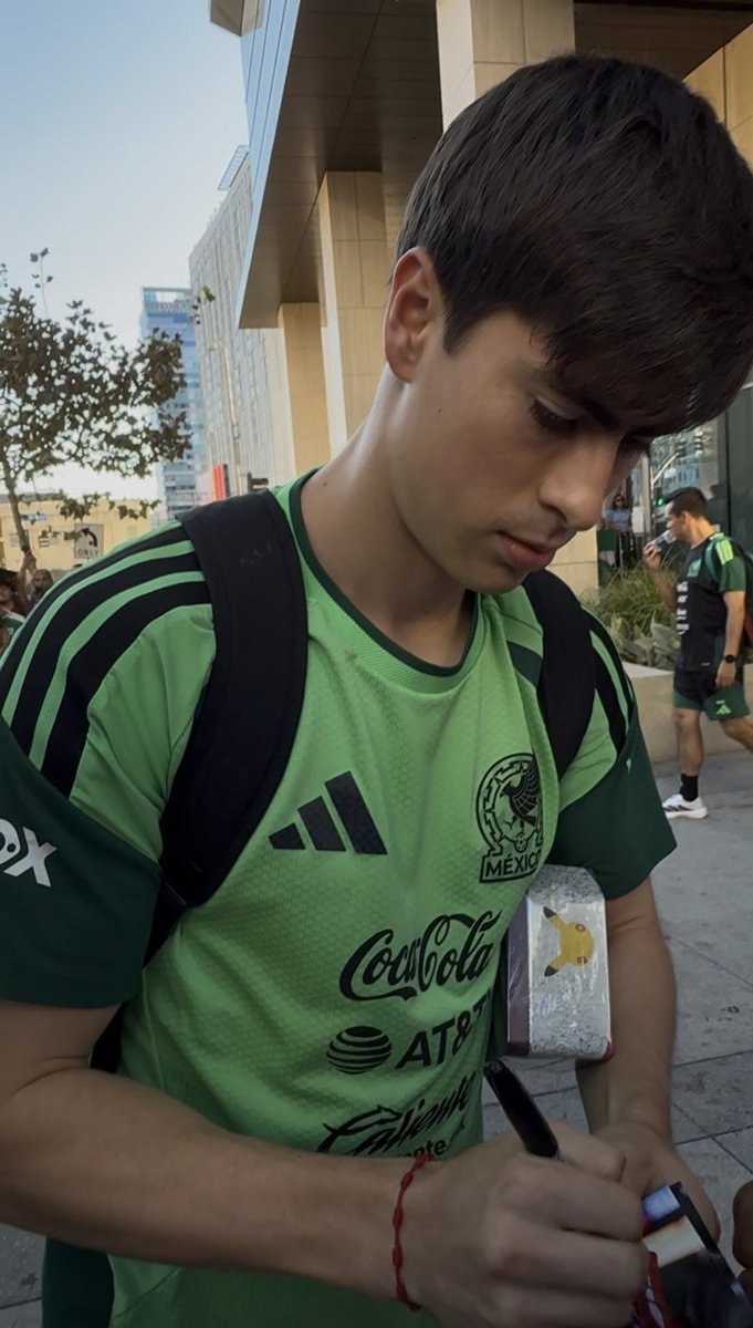 smolditoo's tweet photo. un besito en la nariz, en la mejilla, en sus ojitos, en el bigotito de chocomilk, en la orejita, en el cuello, un “pat pat” en la cabecita, y un abrazo fuerte de oso 😞 https://t.co/rjYC1PcvLq