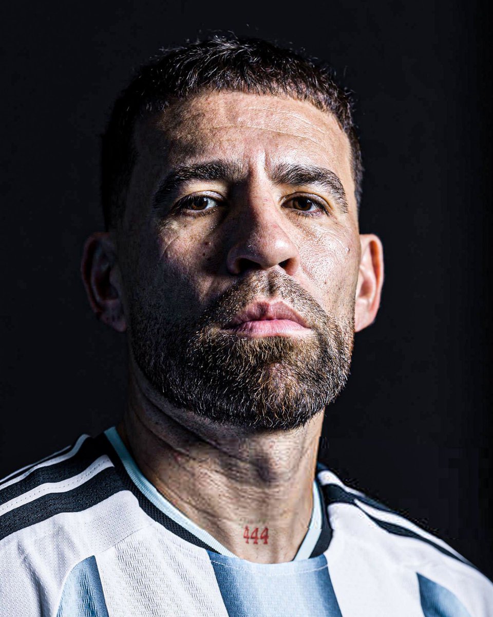 juegosimple__'s tweet photo. 🇦🇷🧠 El sentido mensaje de Nicolás Otamendi tras completar su último entrenamiento en la Selección Argentina:

«Hoy fue mi último entrenamiento con la camiseta de la Selección Argentina. Y aunque intenté vivirlo como un día más, supe desde el primer momento que nada volvería a ser igual.

Mientras miraba la cancha, regresaron todos los recuerdos: los primeros pasos, las dificultades, las alegrías, las lágrimas, las victorias y también las derrotas que nos enseñaron a levantarnos una y otra vez. Cada rincón parecía guardar una historia, cada mirada traía una despedida y cada instante me recordaba todo lo que significó vestir estos colores.

Pero también me voy con una emoción difícil de explicar, porque representar a mi país fue mucho más que un sueño cumplido: fue uno de los mayores honores de mi vida.

Gracias, Argentina, por cada abrazo, cada canción, cada bandera y cada vez que el himno nos hizo sentir que no estábamos solos. Gracias por acompañarnos en los momentos felices y por sostenernos cuando las cosas no salían como esperábamos.

Hoy termina un entrenamiento, pero también se cierra una parte enorme de mi vida. Me llevo recuerdos que voy a guardar para siempre y un orgullo que no se apaga.

Mañana es un día muy especial, porque va ser el día del mejor jugador de todo los tiempos, fue un privilegio ser parte de tu historia enano.

Hasta siempre, Selección. Gracias por todo»