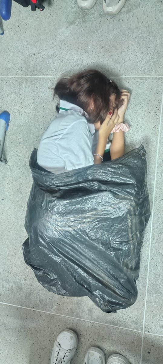 azedol1313's tweet photo. Aquelas amigas que só faltam se jogar na frente de um ônibus... #depressioncured https://t.co/LeZfJ3GR4y