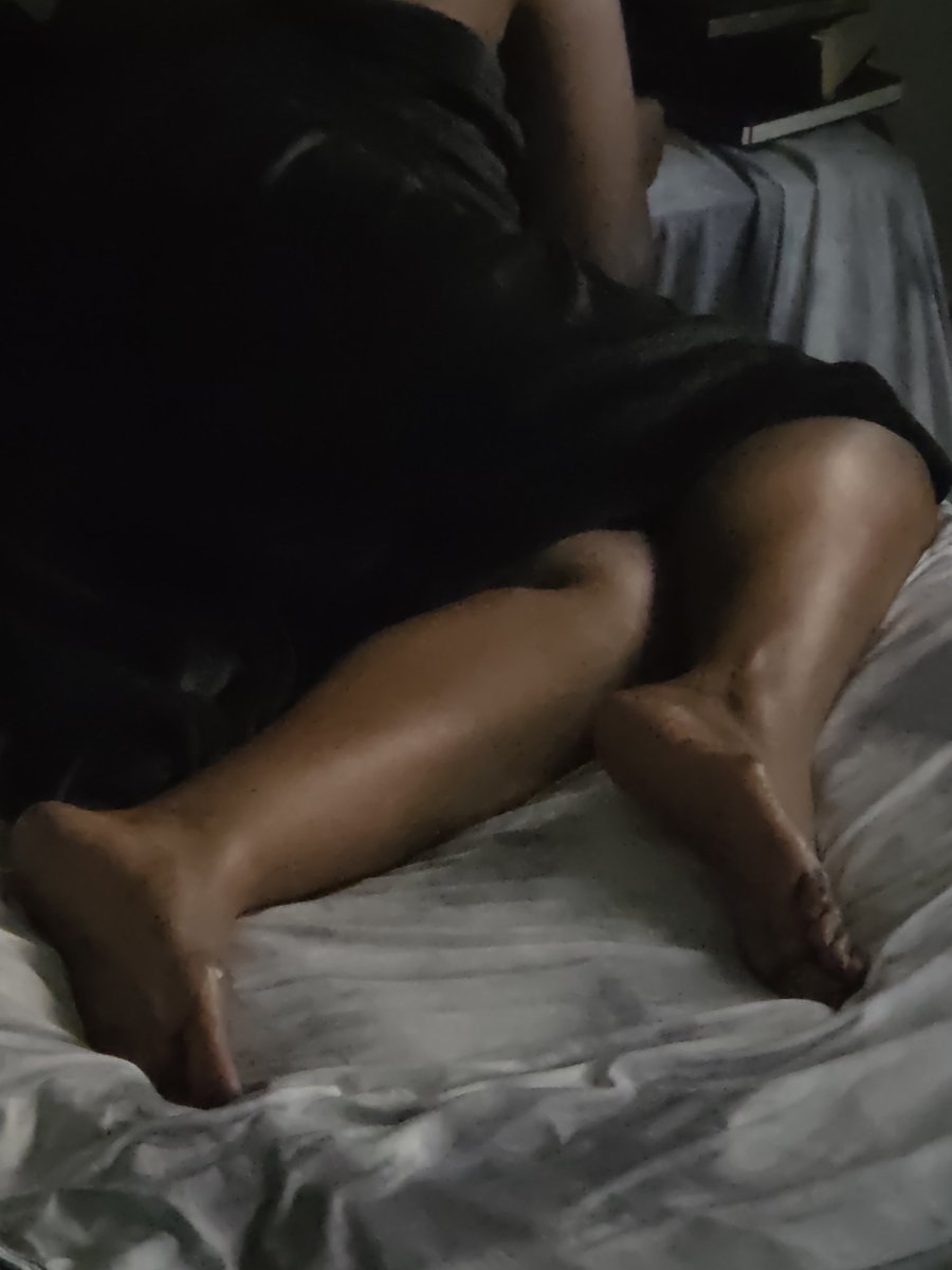 TheGoddessZora's tweet photo. I love everything about the fall....except when my sinuses go haywire #feetworshi̇p #femdom #darkacademia #ebonygoddess #feetfetısh https://t.co/BAFXkEK023