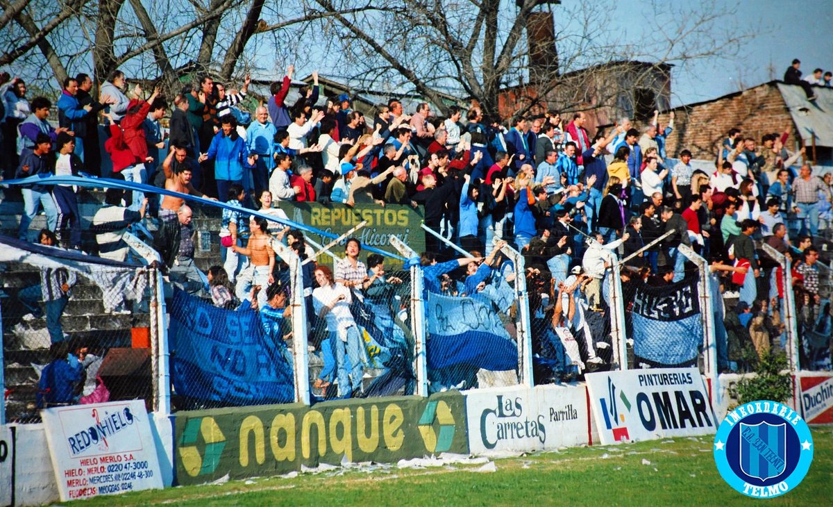 HuevoTelmoo's tweet photo. 32 años de esta foto y ya tenía 8 años siguiendo a Telmo. Cancha de Temperley, ganamos 2 a 0 y ahí fui, de kamikaze con 2 banderas. La HUEVO TELMO a la derecha y la NO SE PUEDE NO AMAR A SAN TELMO... frase que me dijo en una charla una amiga de esa época y la hice bandera. (+) https://t.co/yAGqvqCmZO