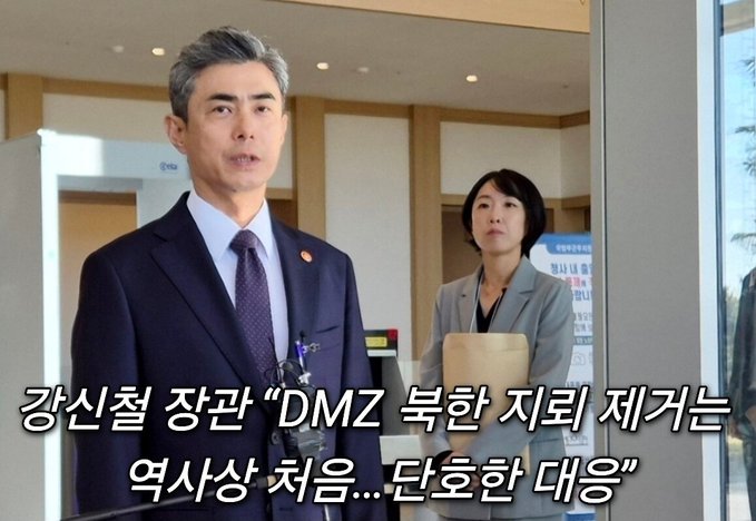 A Korean news screenshot showing a gray-haired man in a suit speaking at a podium, with a Korean caption quoting a KakaoTalk's position on building 'DMZ-style North Korea geography' for historical accuracy.