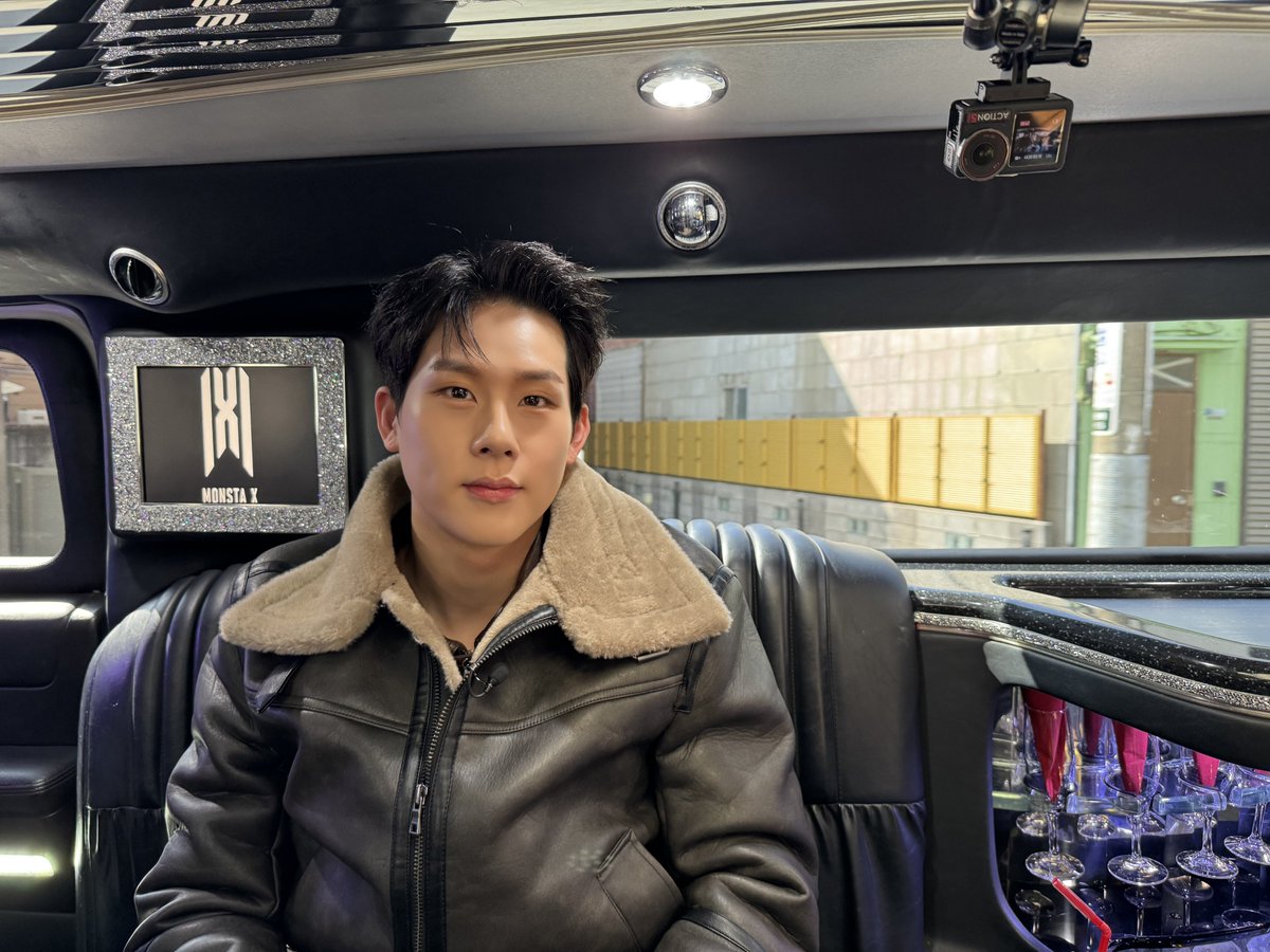 OfficialMONSTAX's tweet photo. 서로의 인생에 끼어들어 너의 생일을 함께한 지도 꽤 오랜 시간이 흘렀당 생각해 보면 너는 엄청 활발하고 피드백이 중요한 사람인데 조금은 개인적이고 뻣뻣한 나는 너한테 어떤 형인지 새삼스럽게 걱정도 해본다 ㅋㅋ
실력도 가진 것도 너무 많은 나의 웃음벨 허니야 생일 축하하고
I hope I can be a small part of all these blessings. #셔누