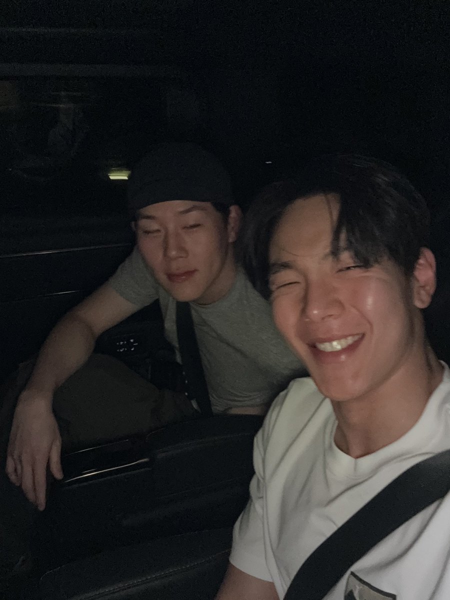 OfficialMONSTAX's tweet photo. 서로의 인생에 끼어들어 너의 생일을 함께한 지도 꽤 오랜 시간이 흘렀당 생각해 보면 너는 엄청 활발하고 피드백이 중요한 사람인데 조금은 개인적이고 뻣뻣한 나는 너한테 어떤 형인지 새삼스럽게 걱정도 해본다 ㅋㅋ
실력도 가진 것도 너무 많은 나의 웃음벨 허니야 생일 축하하고
I hope I can be a small part of all these blessings. #셔누