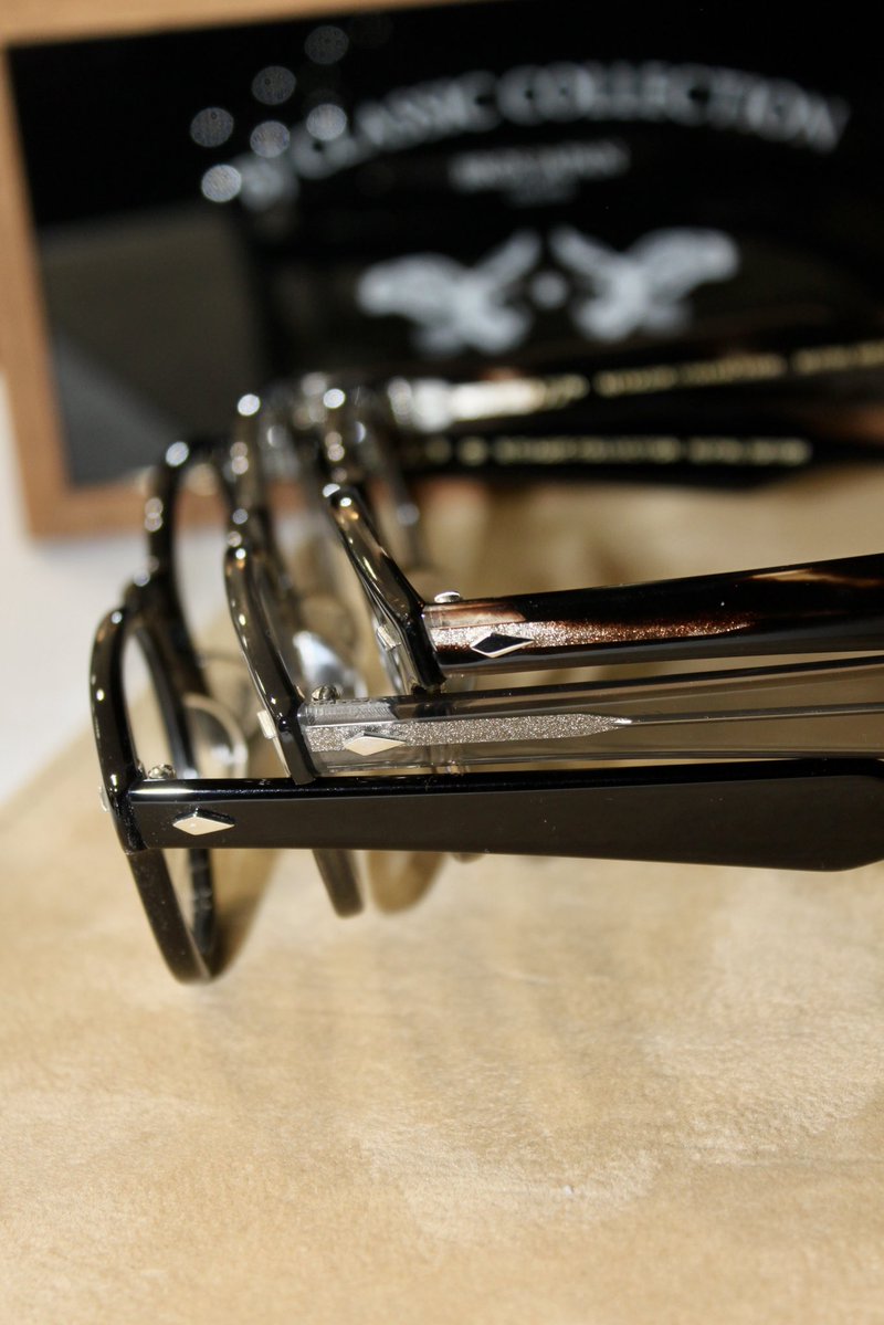 mchonten's tweet photo. #BJCLASSICCOLLECTION

アイコニックモデル「BJ JAZZ 46」。
 ウェリントンとボストンを組み合わせたボスリントンシェイプ。
艶やかなセルロイド素材で、ヴィンテージスタイルを忠実に再現した復刻モデルです。

ぜひ店頭でお試しください♪ https://t.co/r9jdsLTheJ