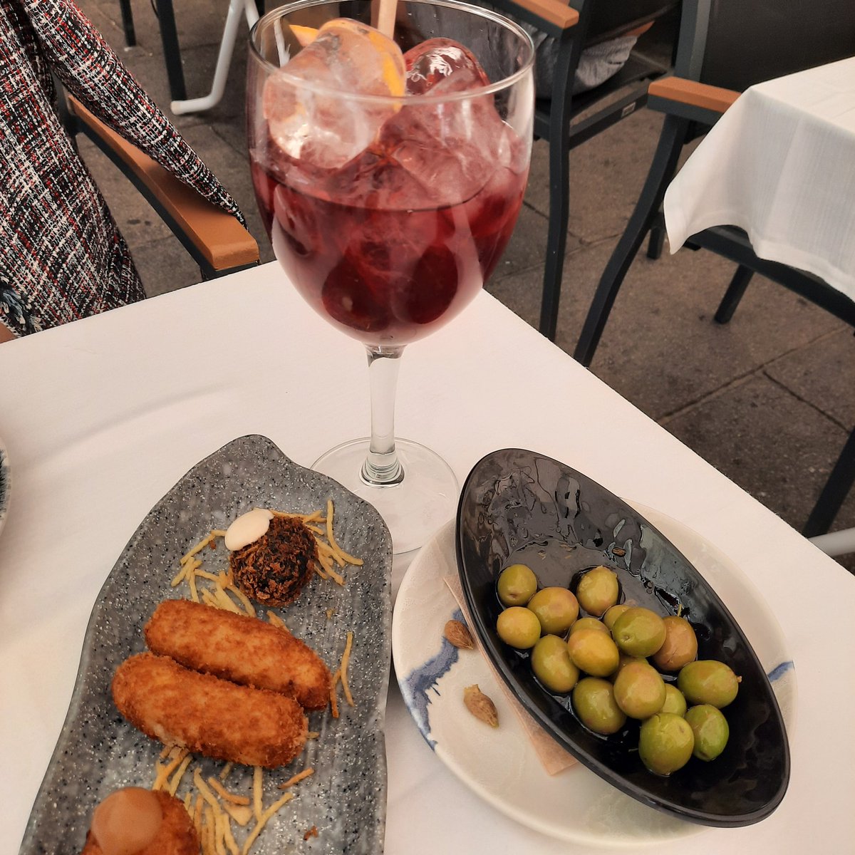 TeuCreic's tweet photo. Diez minutos.
-¡Dos chopes!
‐¡Una limonada!
-¡Un coñaque!
•
AUTOR: #FelixLima, #EntrañaDeBuenosAires, p. 104
•
IMAGEN: En Segovia sin prisa,
diez minutos es la hora.
El tiempo pasa lento,
y la bebida en calma.
Acelerar nadie osa,
el primer sorbo ahora.
•
#LeeUnLibro 📖 https://t.co/KSPRirOioF