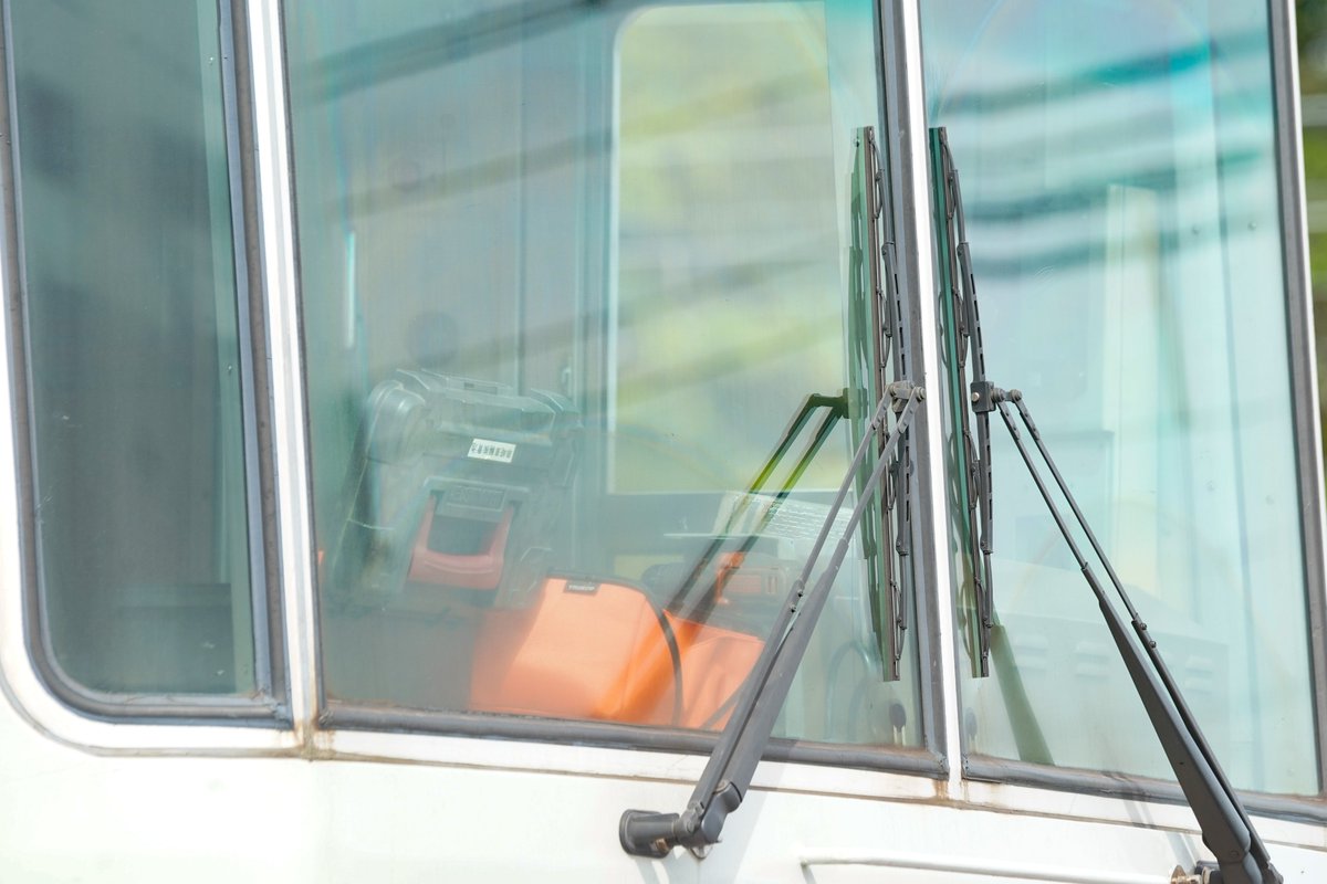 Kunugi_Climber's tweet photo. 10月6日朝運用をもって運用離脱したとみられる京成8800形8809Fですが、乗務員室内の扇風機や列車無線装置、受信制御論理部などの一部機器類が撤去されたのを確認しました。 https://t.co/da7U9rHcwR