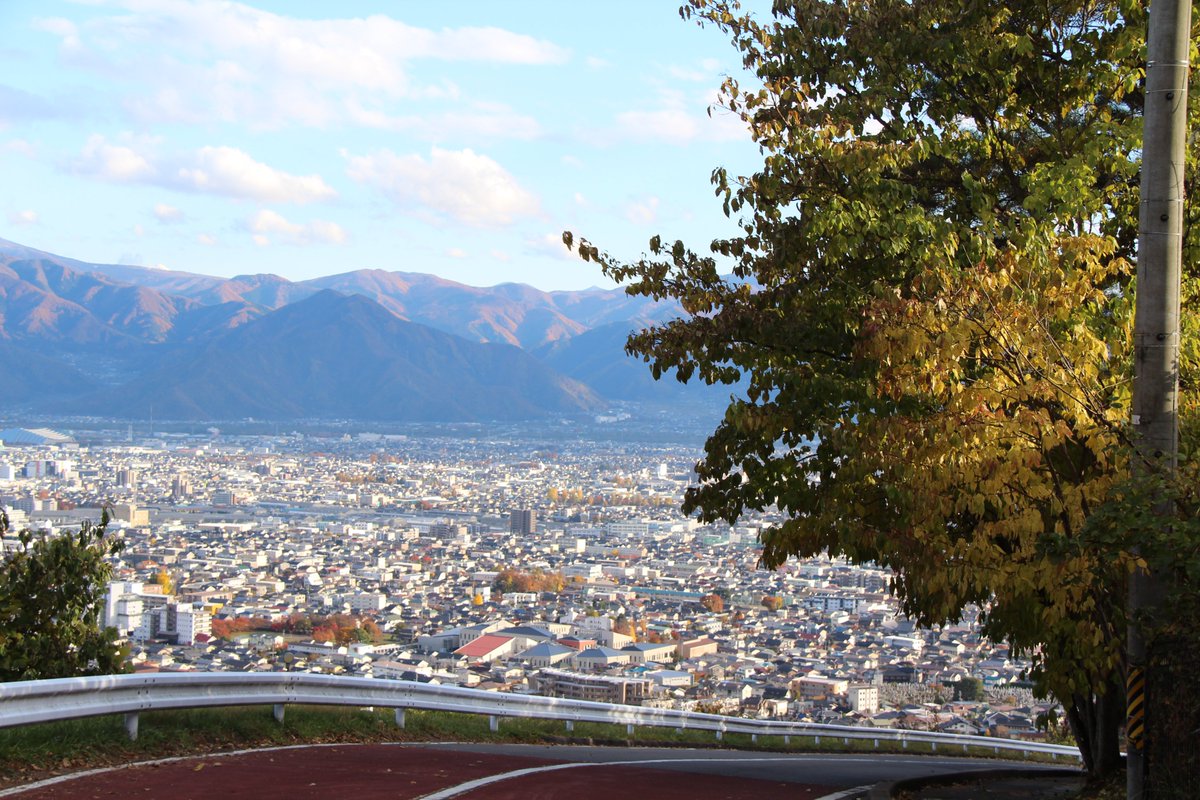 nagano_cvb's tweet photo. 🌄少し早起きして、秋の長野市へ。
ひんやりとした朝の空気に、山々や街並みがいつもと違って見えるかも🍂
朝の散策から始まる旅もおすすめです😊
#長野市 #長野観光 #信州旅行 #秋旅 #朝さんぽ https://t.co/M2PZc3cDe6