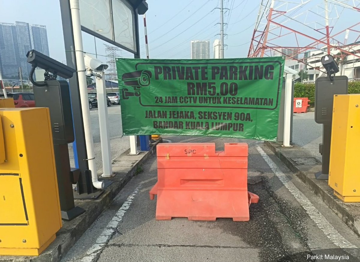 NewsBFM's tweet photo. ParkIt Malaysia has clarified that an individual allegedly collecting RM5 from motorists at the Maluri MRT Park and Ride facility was neither its employee nor representative, after the incident went viral.

The company said it currently collects no parking fees there and has not authorised third parties to do so.

It has since lodged a police report, while auxiliary police personnel visited the site to inspect the area and monitor security.