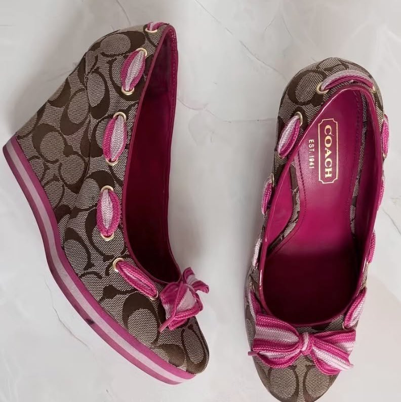 virtualh3arts's tweet photo. COACH monogram tena khaki pink fuchsia wedges (2009) 🎀 https://t.co/FmqbmEF8fn