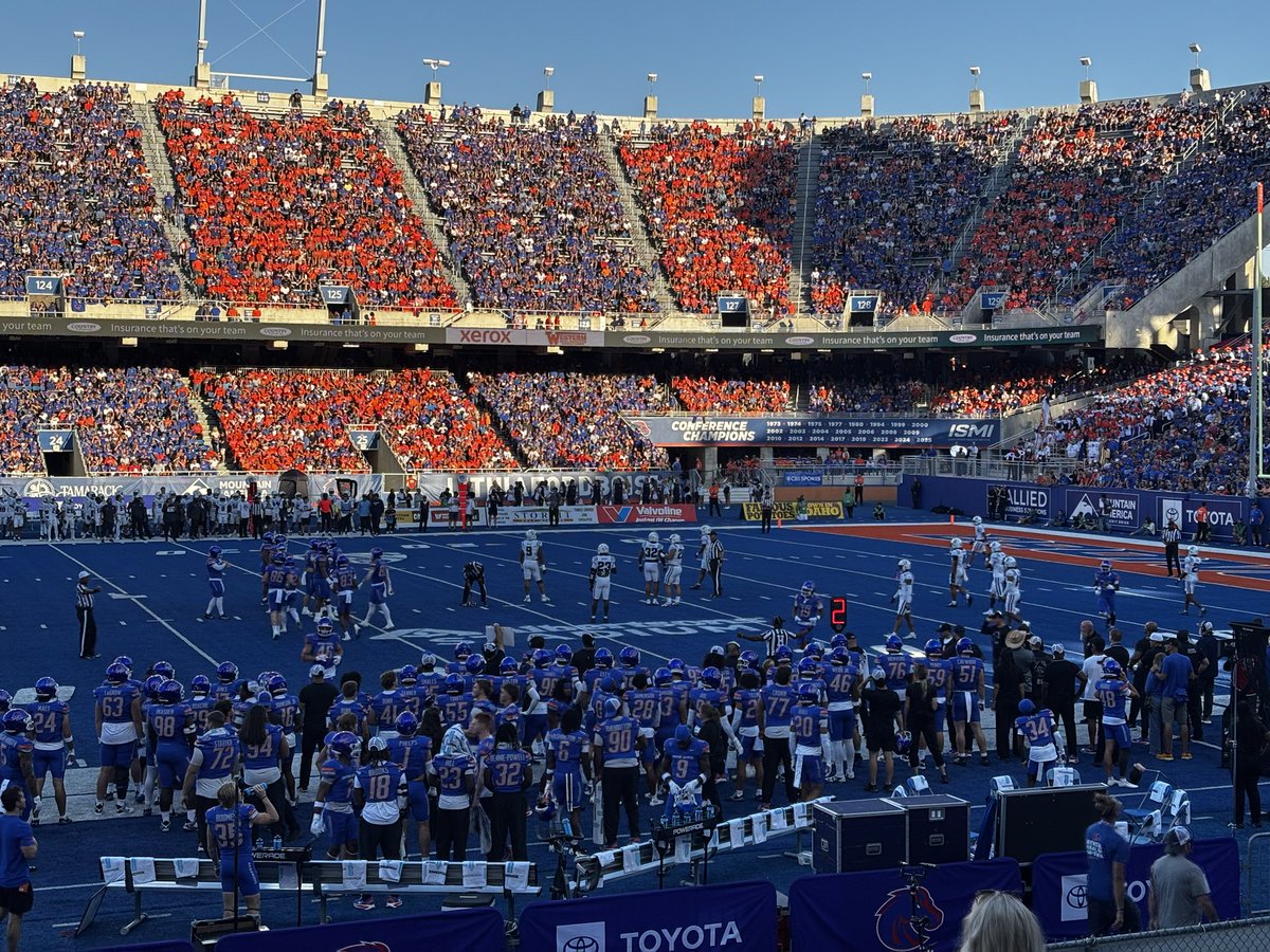j_samuelson88's tweet photo. Had an insane time in Boise this past weekend… I love you so much Idaho and @BroncoSportsFB just made it that much better #BlueChaos #GoBroncos https://t.co/vATPHt64XM