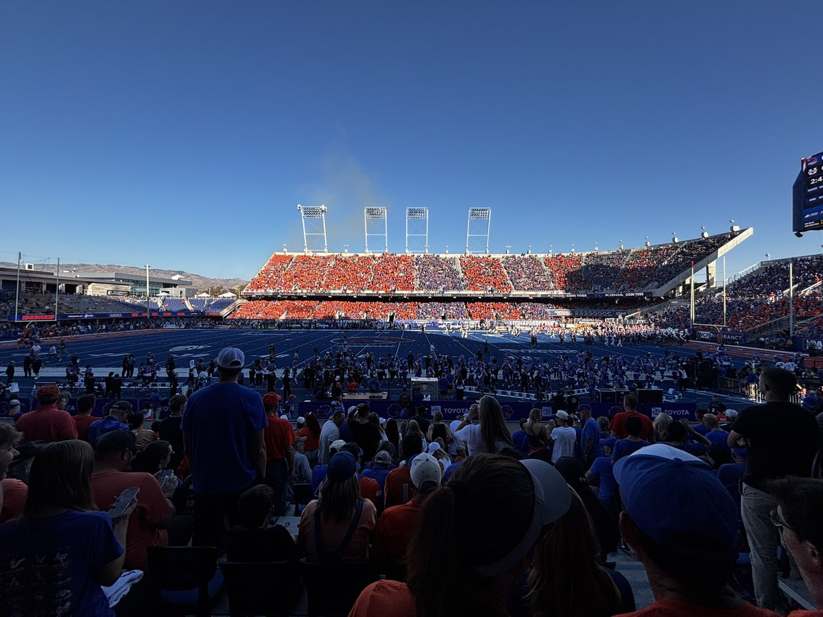 j_samuelson88's tweet photo. Had an insane time in Boise this past weekend… I love you so much Idaho and @BroncoSportsFB just made it that much better #BlueChaos #GoBroncos https://t.co/vATPHt64XM