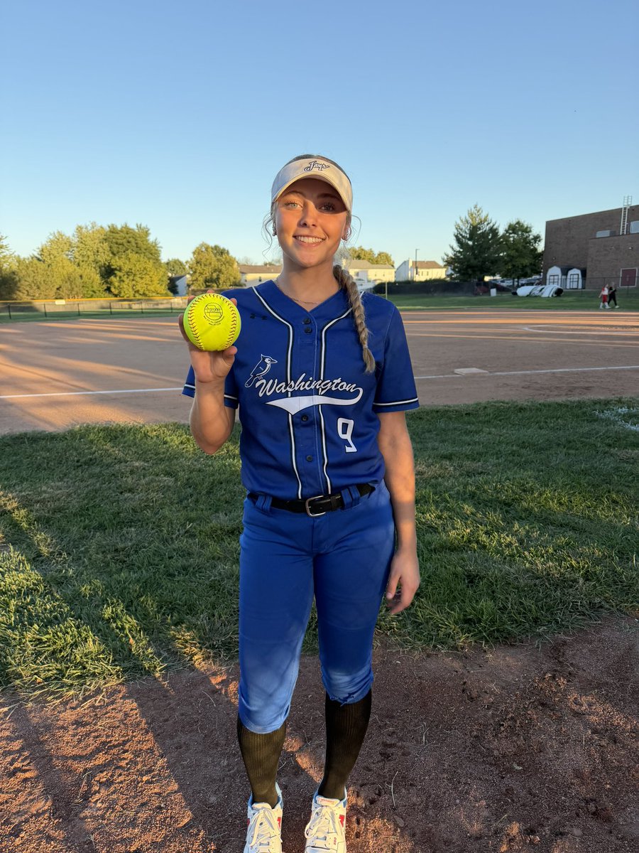 MacyWieland2028's tweet photo. Helping out my team with another home run! 
@coachgy @angierains1210 @topgun09stl  @WHSBlueJaysSB https://t.co/lpRMAinT2o