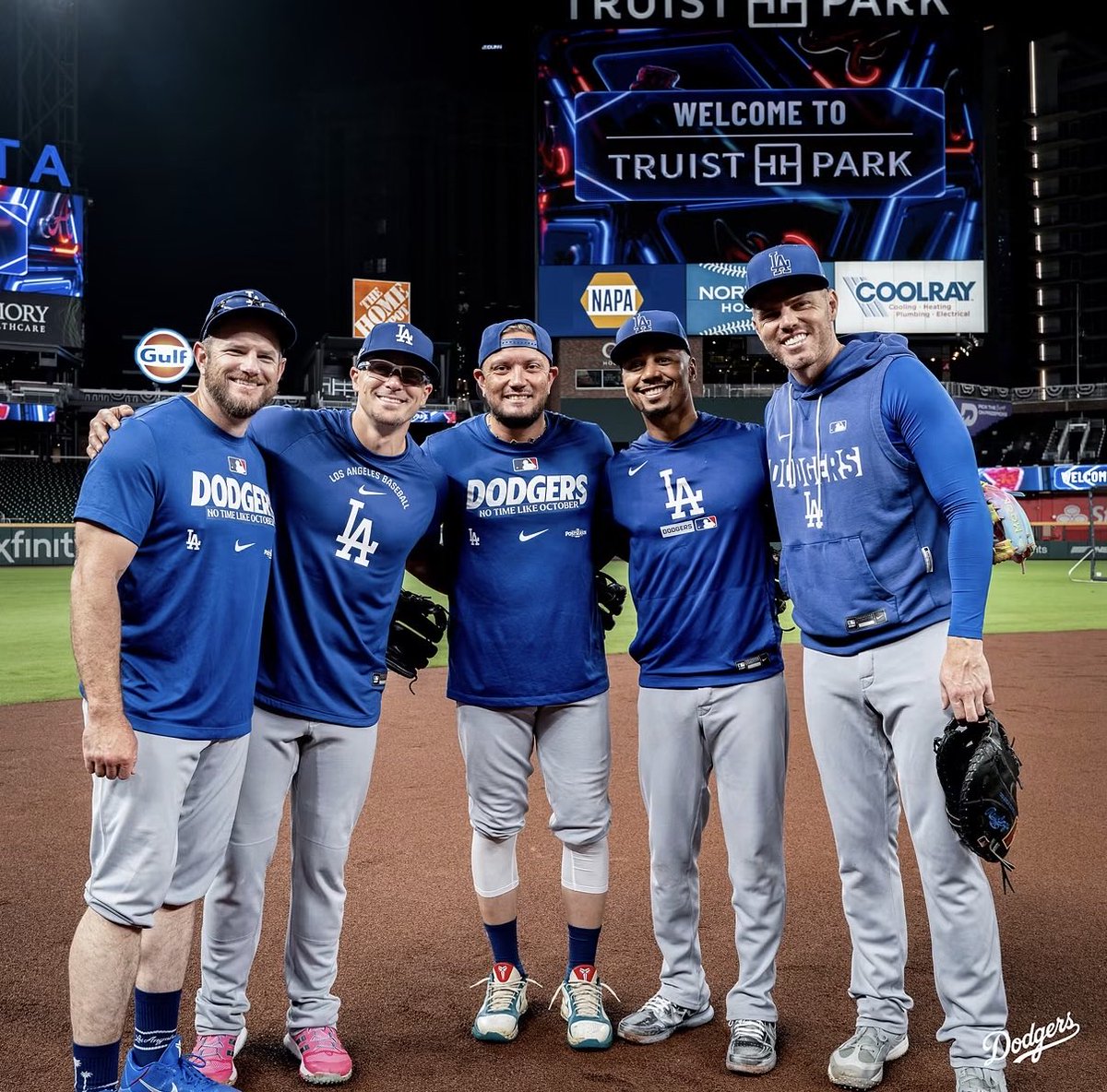 dookiebettsss's tweet photo. It deadass is the last dance. Group pic just incase they get bounced, I'm sad https://t.co/MM0oCmpGsy