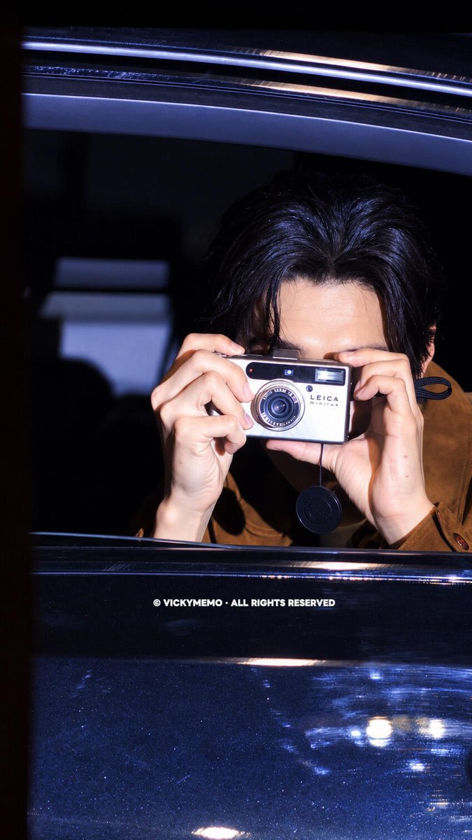 keonholds's tweet photo. keonho was taking pictures of coers with his own camera is SO endearing t__t he's genuinely so sweet for that 🥹🩷 https://t.co/a0gscmR1D3