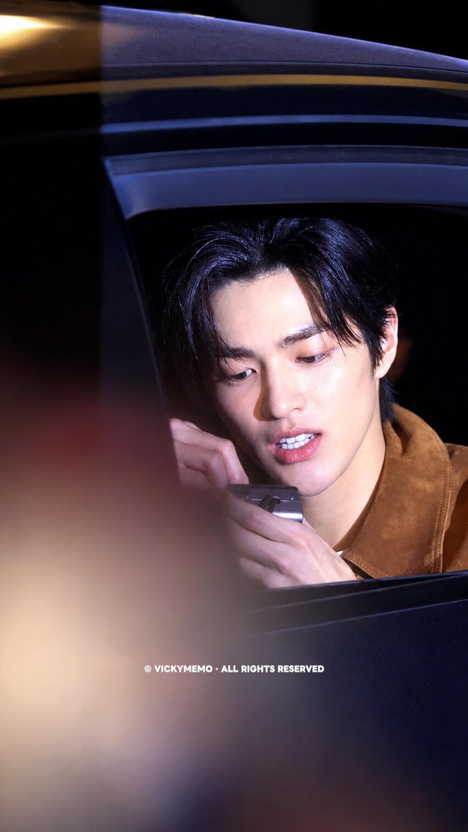 keonholds's tweet photo. keonho was taking pictures of coers with his own camera is SO endearing t__t he's genuinely so sweet for that 🥹🩷 https://t.co/a0gscmR1D3