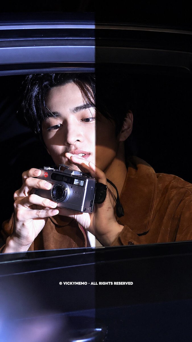 keonholds's tweet photo. keonho was taking pictures of coers with his own camera is SO endearing t__t he's genuinely so sweet for that 🥹🩷 https://t.co/a0gscmR1D3