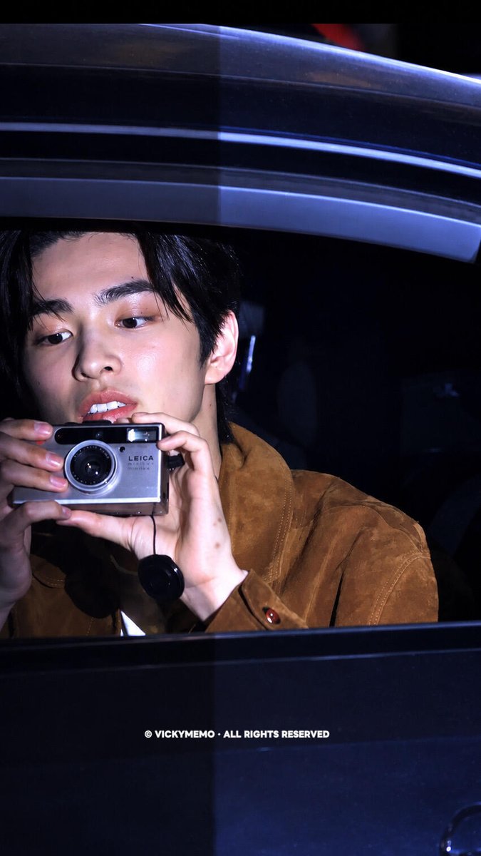 keonholds's tweet photo. keonho was taking pictures of coers with his own camera is SO endearing t__t he's genuinely so sweet for that 🥹🩷 https://t.co/a0gscmR1D3