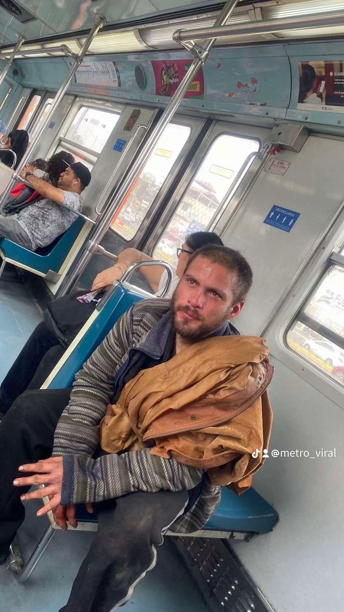 MetroViralMx's tweet photo. #ULTIMAHORA 

Cuidado con este sujeto qué viene agrediendo a las Usuarias del Metro de Ciudad de México 🇲🇽 @MetroCDMX 

Una joven estudiante nos pide denunciar a un sujeto en estado de Intoxicación y situación de calle qué venía ac0*sand0* mujeres en la Línea B del #MetroCDMX 🚨 https://t.co/GT8F8X2zH8
