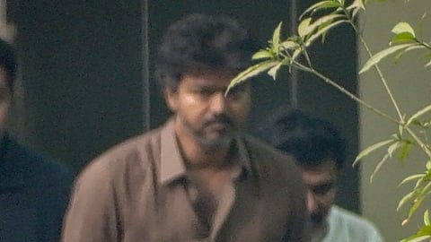 Expi_R045's tweet photo. இதுவும் CBI office க்கு வெளில எடுத்த போட்டோ தான்...இந்த போட்டோ வச்சி என்னவாம் கதை கட்டுனீங்கன்னு இந்த ஊரே பாத்துச்சுடா பேப்புந்தமவனுங்களா https://t.co/KAsTXQjf0A