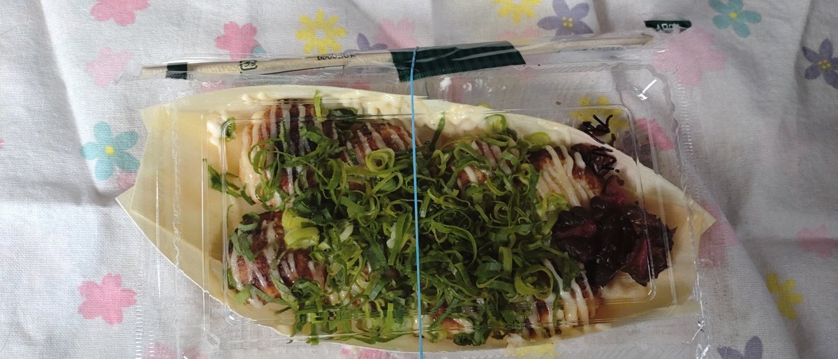 chie21577027's tweet photo. 蛸神さんのたこ焼き🐙ー！
モッツァレラ(⁠明太子)・伊勢えびの出汁塩・ガリバタ醤油・ネギすだちマヨ！

たこ焼き美味😳

バナナジュースも買いたかったんやけど、ストローがまだダメやけんまた次回に🙏 https://t.co/XdElwLDosR