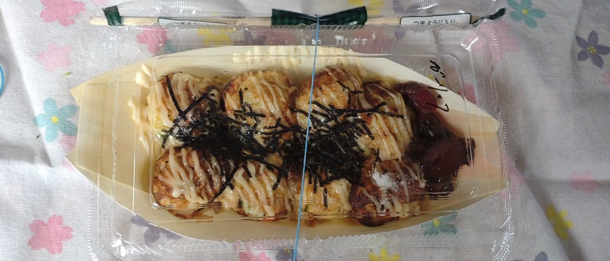 chie21577027's tweet photo. 蛸神さんのたこ焼き🐙ー！
モッツァレラ(⁠明太子)・伊勢えびの出汁塩・ガリバタ醤油・ネギすだちマヨ！

たこ焼き美味😳

バナナジュースも買いたかったんやけど、ストローがまだダメやけんまた次回に🙏 https://t.co/XdElwLDosR