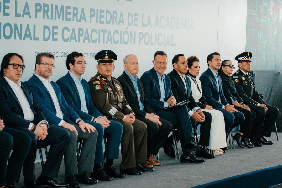 ferbelaunzaran's tweet photo. ¿Quién asesora a Sheinbaum?

Acusó al gobernador @makugo de no invitar a autoridades federales al evento con el embajador Johnson y ahí están sentados en el templete.

Afirmó que no lo comunicó a la SRE y ahí está la carta informando e invitando al canciller.

¡Vaya resbalón! https://t.co/0yr1OSgB6B