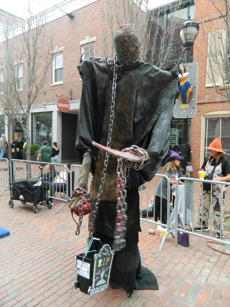 JohnBryanModica's tweet photo. I Was In Salem Once Again For My Halloween Project 2026. The Highlighted Charity For This Aspect Once Again Is: @hopeforukraine
#johnshalloweensojourn #salemma #salemmassachussets #halloween2026 #witchcity #halloweencostume #stiltwalker #streetpreformer https://t.co/1LPbosIls0