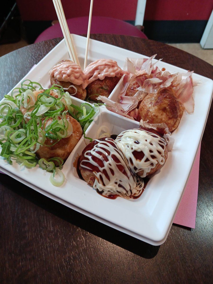 4491coak's tweet photo. 大阪で食べたもの😋
｢わなか｣さんのたこ焼きと
｢かに道楽｣さんのかにまんと
｢くくる｣さんのたこ焼きです！
｢わなか｣さんは外カリ中フワだったけど、｢くくる｣さんは中も外もフワフワでそれぞれ違った美味しさで良かった👍
かにまんも蟹の身がぎっしり詰まってて美味しかった😋
#飯テロ　#大阪 https://t.co/vIqH9mSafc