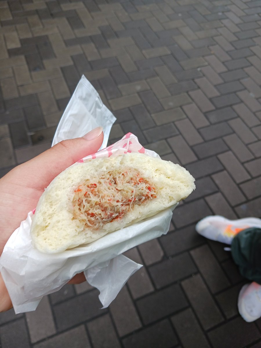 4491coak's tweet photo. 大阪で食べたもの😋
｢わなか｣さんのたこ焼きと
｢かに道楽｣さんのかにまんと
｢くくる｣さんのたこ焼きです！
｢わなか｣さんは外カリ中フワだったけど、｢くくる｣さんは中も外もフワフワでそれぞれ違った美味しさで良かった👍
かにまんも蟹の身がぎっしり詰まってて美味しかった😋
#飯テロ　#大阪 https://t.co/vIqH9mSafc