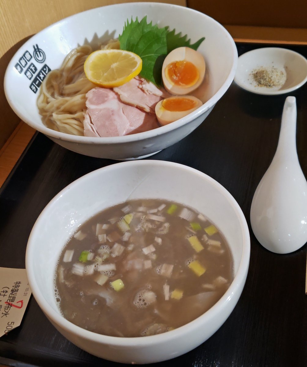 tTZ79qbP8P5rtiH's tweet photo. #新宿地下ラーメン
#二代目五衛門 さんで
選べる3種の昆布水つけ麺（牡蠣・煮干）
まるきんつけ麺+選べる丼（ねぎ肉ライス）を頂く、ドゥルンと粘度の高い昆布水がモチウマの麺にからんで美味しいです♪上澄みの良い所だけ抽出した様な牡蠣と煮干のつけ汁で更に旨々♪満足！ご馳走様でした♪#つけ麺 https://t.co/qkpwhb2qqL