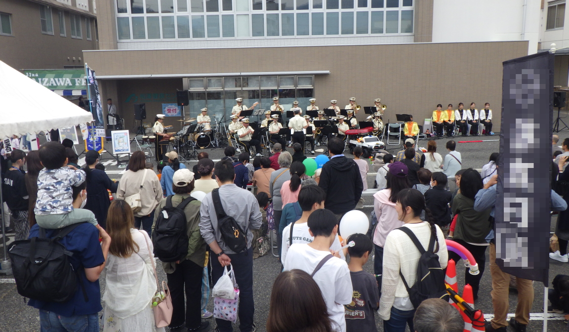 police_nagano's tweet photo. 松本警察署は10月4日、相澤病院主催の「第32回ふれあい祭り」で、パトカー・白バイ・サポートカーの展示、警察庁推奨アプリケーション、ライポリスの普及等の広報啓発活動を行いました。また、県警音楽隊による演奏会も開催し、多くの皆さんにお楽しみいただきました。 https://t.co/g9FKH79TVu