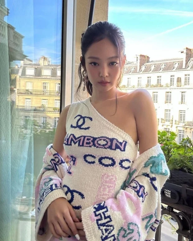 pannchoa's tweet photo. Did Chanel treat Jennie better by giving her prettier outfits than for Wonhee?
https://t.co/BFXv3RdR48 https://t.co/bk3kPBwzMg