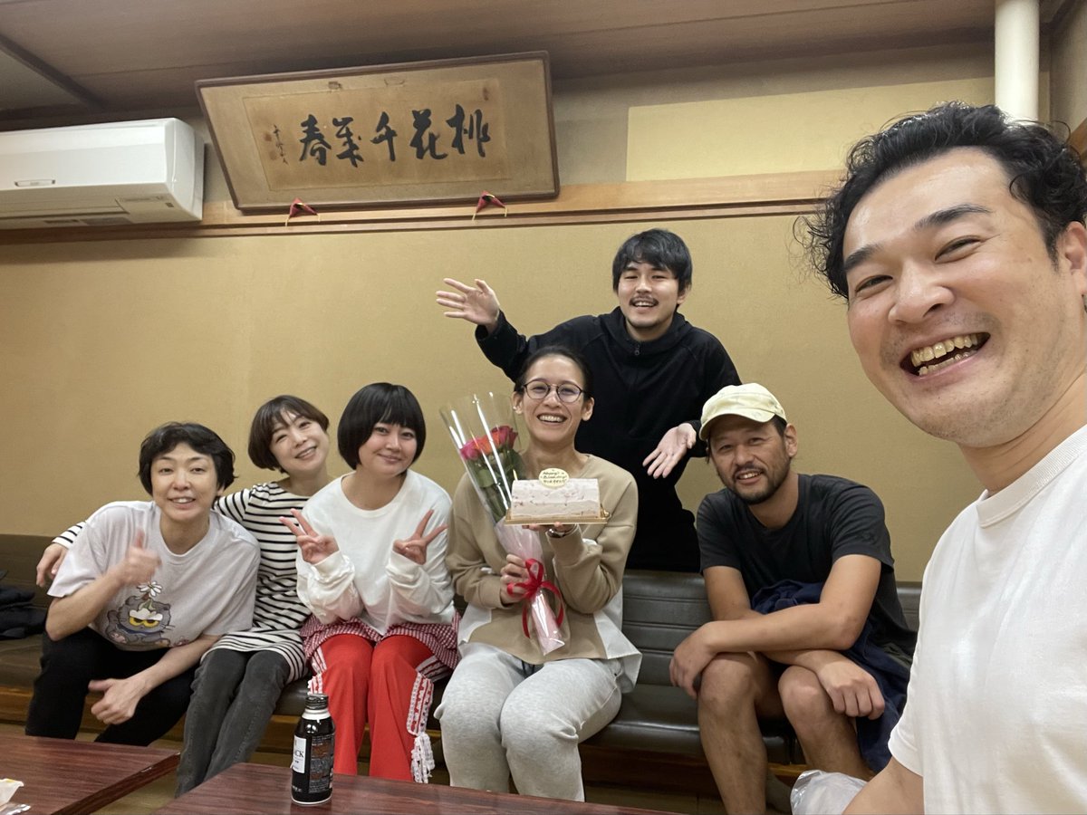 oogata000's tweet photo. 「〇〇ガタ」の竹澤と大須賀は誕生日1日違い。。
オオガタ以外の客演陣が企画してくれていたようで、連絡用のLINEにまさか演出の誕生日イジリのピンチにも負けずバースデーサプライズ🎂でお祝いしていただきました😭😍
こんな良いメンバーだ、必ず面白い作品になる
#竹澤希里　#大須賀隼人  #分身 https://t.co/Hp7QIywzSV