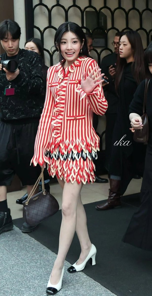 pannchoa's tweet photo. Did Chanel treat Jennie better by giving her prettier outfits than for Wonhee?
https://t.co/BFXv3RdR48 https://t.co/bk3kPBwzMg